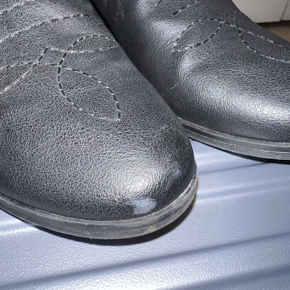 Black boots - Picture 3 of 4